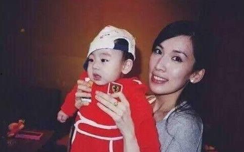 林志颖双胞胎走路照片,萌态十足引网友热议