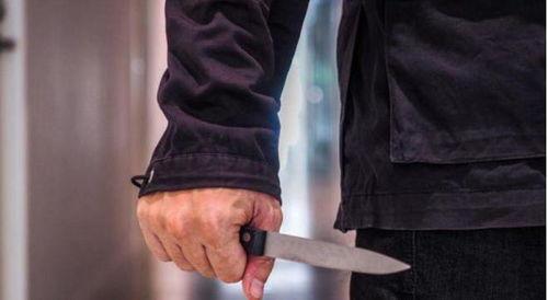 拿刀照片,揭秘拿刀照片背后的秘密